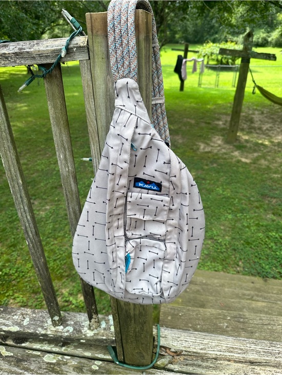 Kavu Handbags - Kavu Sling Bag in Light Beige with Black Arrow Print